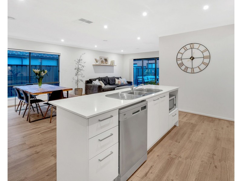 8 Kangaroo Road, Craigieburn VIC 3064