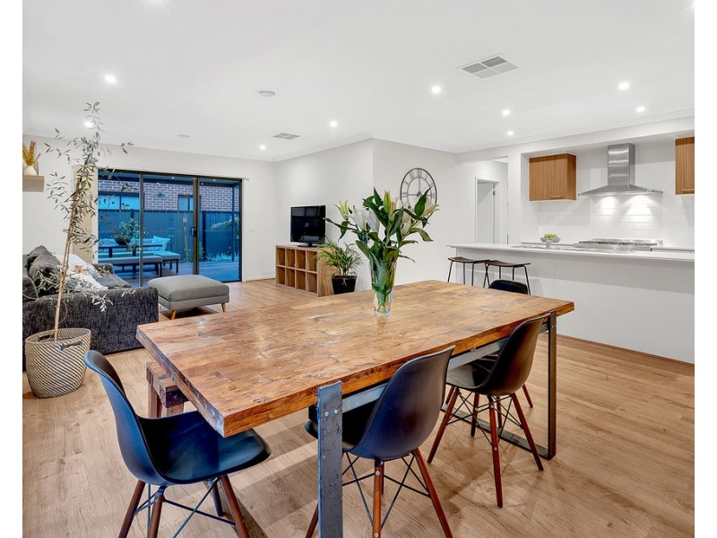 8 Kangaroo Road, Craigieburn VIC 3064