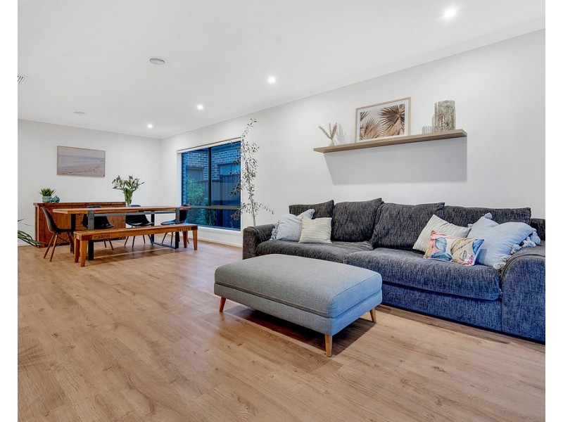 8 Kangaroo Road, Craigieburn VIC 3064