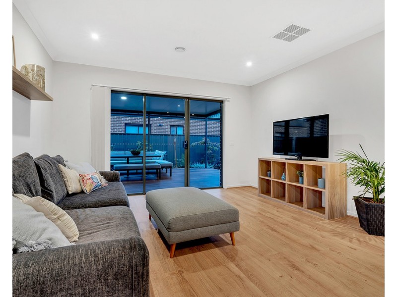 8 Kangaroo Road, Craigieburn VIC 3064