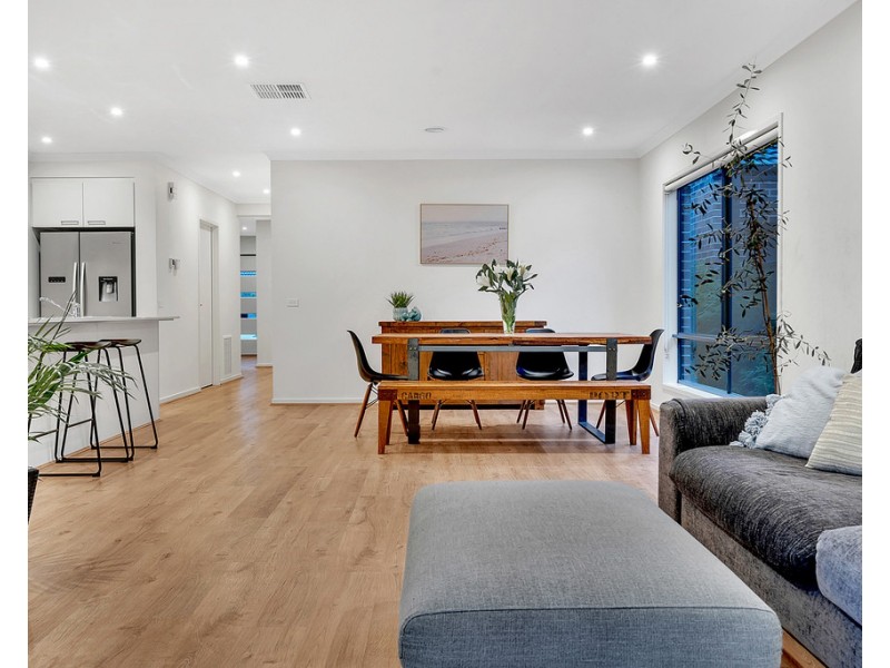 8 Kangaroo Road, Craigieburn VIC 3064