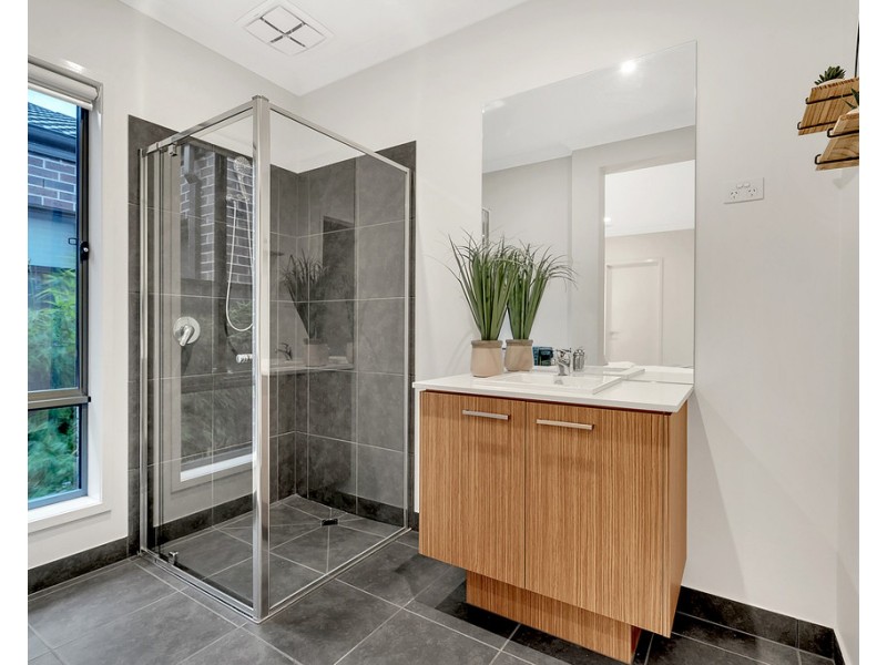 8 Kangaroo Road, Craigieburn VIC 3064