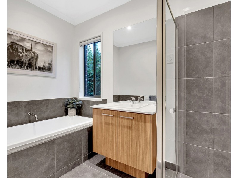 8 Kangaroo Road, Craigieburn VIC 3064