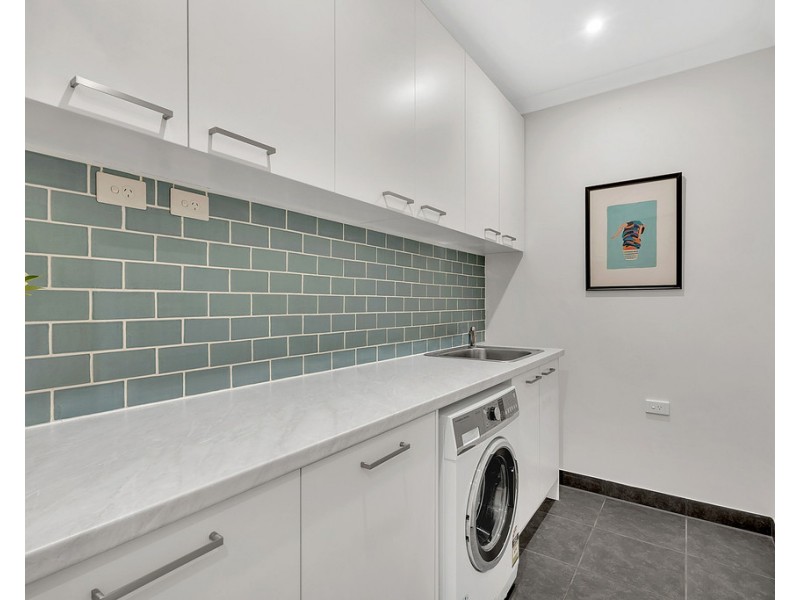 8 Kangaroo Road, Craigieburn VIC 3064