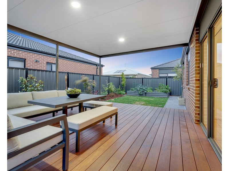 8 Kangaroo Road, Craigieburn VIC 3064
