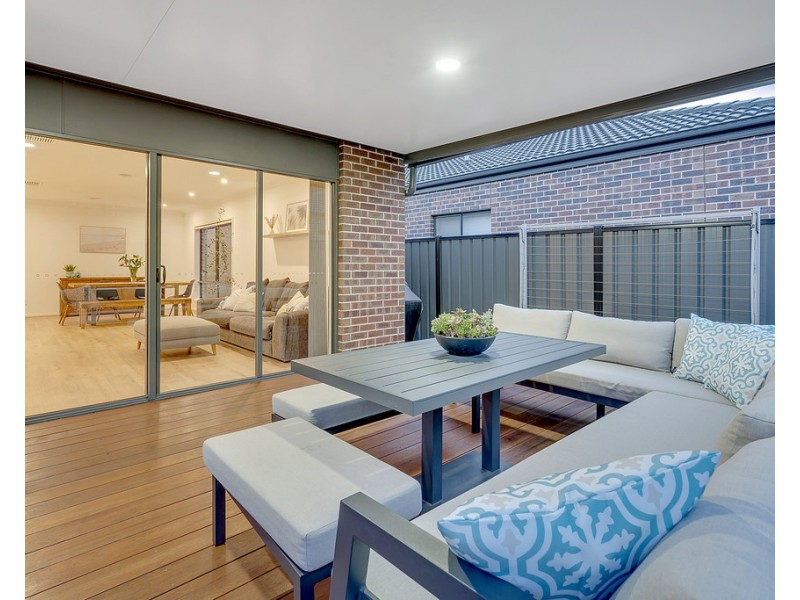 8 Kangaroo Road, Craigieburn VIC 3064