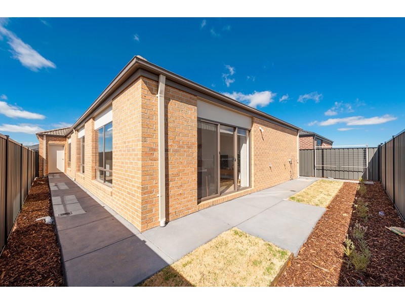 4 Kangaroo Road, Craigieburn VIC 3064