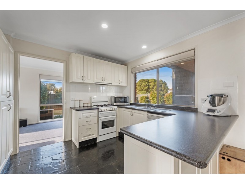 9 Farnborough Avenue, Craigieburn VIC 3064