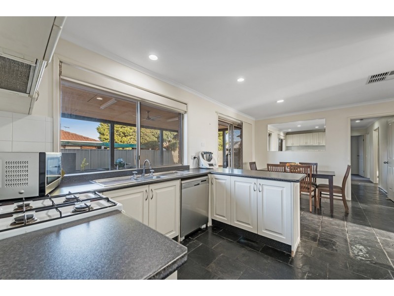 9 Farnborough Avenue, Craigieburn VIC 3064