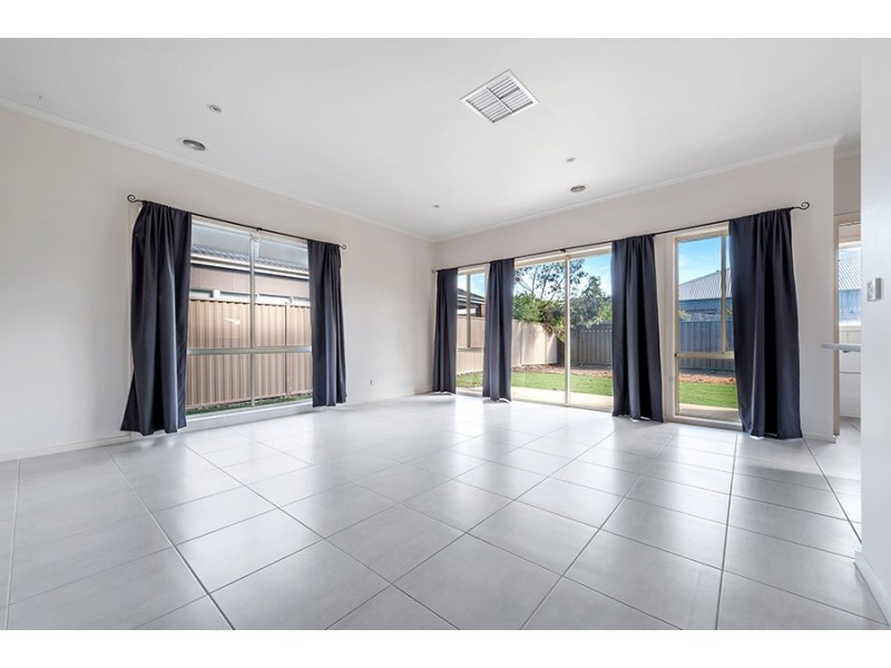8 Healesville Loop, Craigieburn VIC 3064