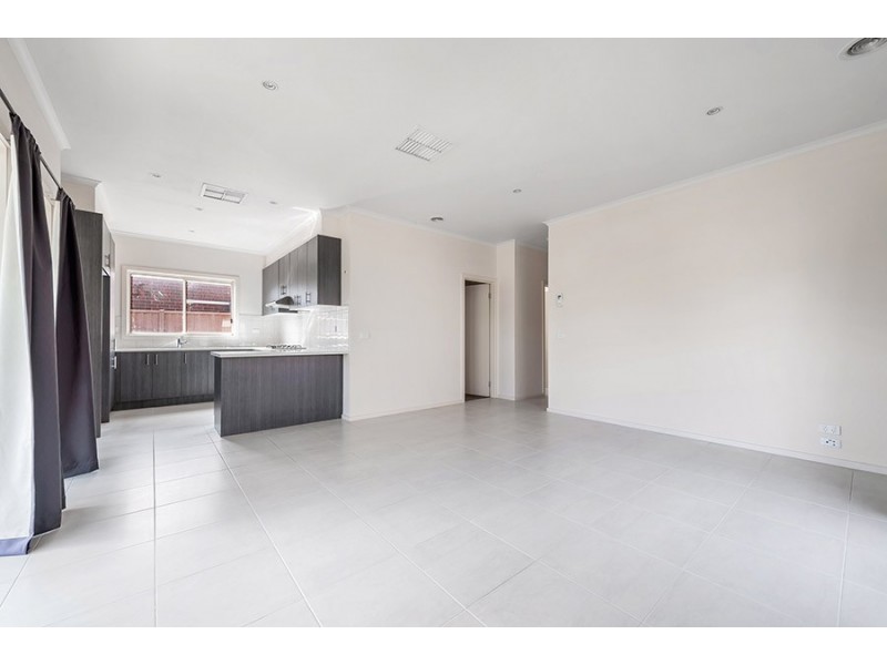 8 Healesville Loop, Craigieburn VIC 3064
