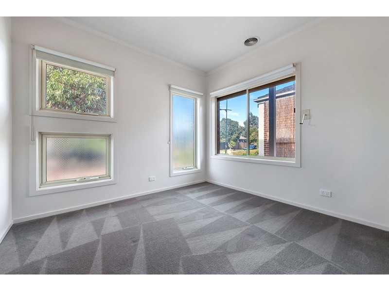 8 Healesville Loop, Craigieburn VIC 3064