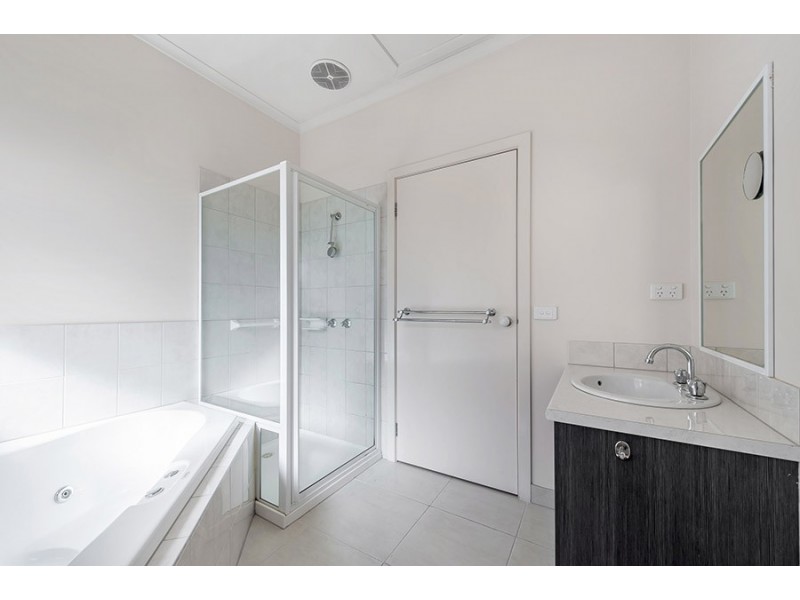 8 Healesville Loop, Craigieburn VIC 3064
