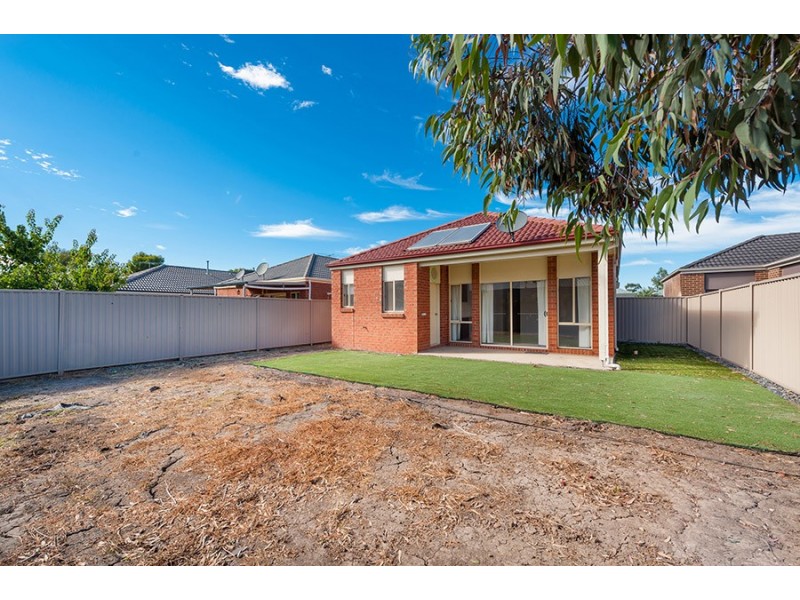 8 Healesville Loop, Craigieburn VIC 3064