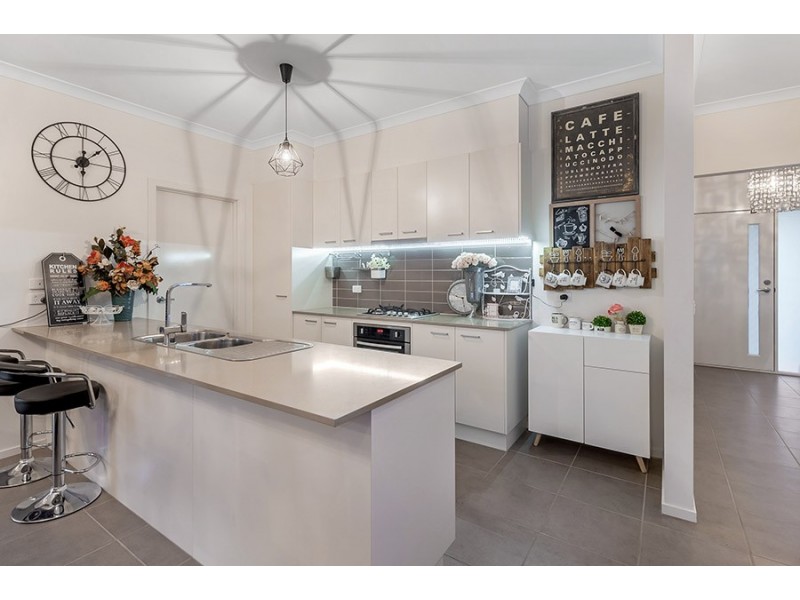 4 Iron Bridge Road, Craigieburn VIC 3064