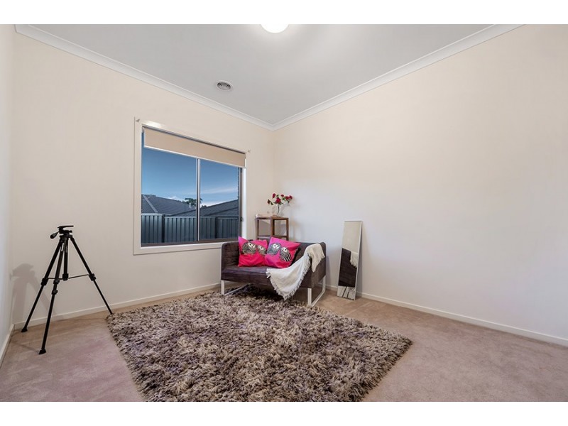 4 Iron Bridge Road, Craigieburn VIC 3064