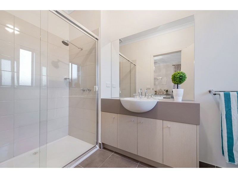 4 Iron Bridge Road, Craigieburn VIC 3064