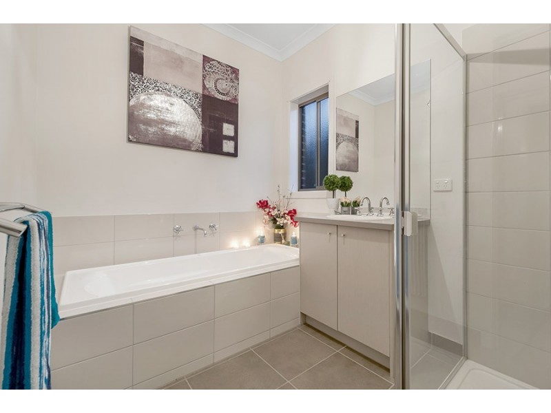 4 Iron Bridge Road, Craigieburn VIC 3064