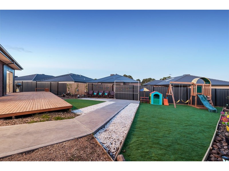 4 Iron Bridge Road, Craigieburn VIC 3064