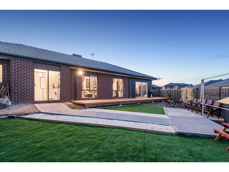 4 Iron Bridge Road, Craigieburn VIC 3064
