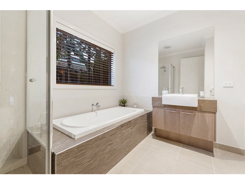 6 Cavalier Drive, Craigieburn VIC 3064