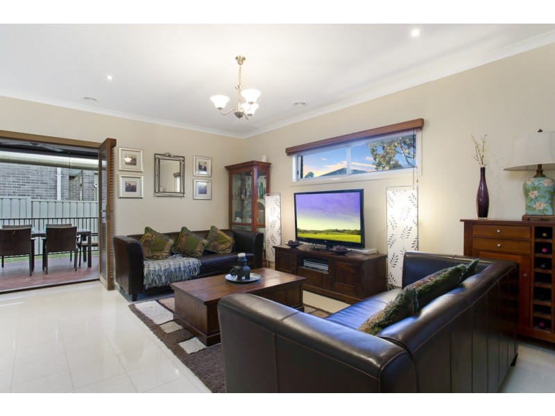 17 Jirrahlinga Terrace, Craigieburn VIC 3064