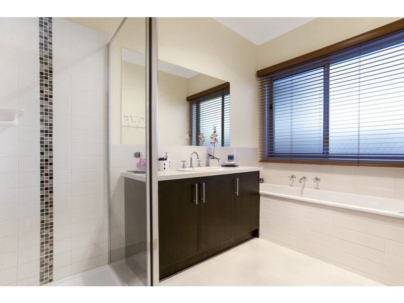 17 Jirrahlinga Terrace, Craigieburn VIC 3064