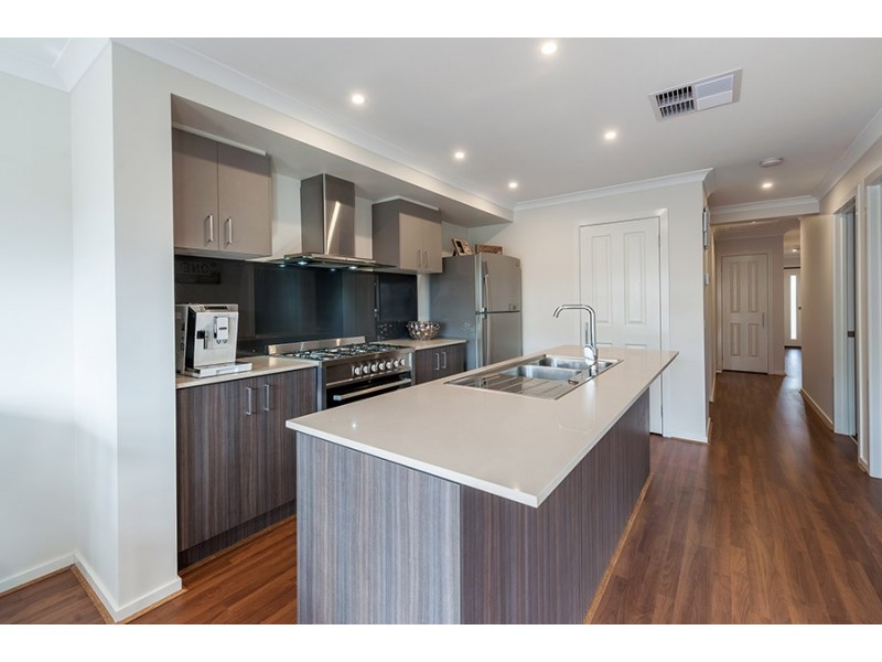 25 Hollington Drive, Mickleham VIC 3064