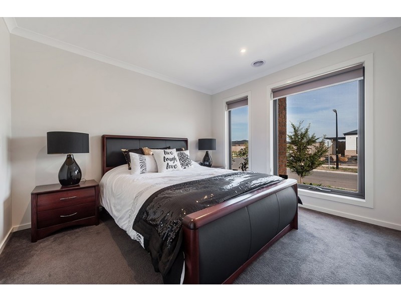25 Hollington Drive, Mickleham VIC 3064