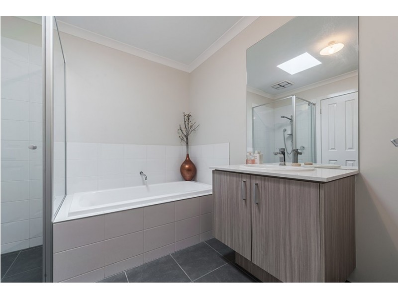 25 Hollington Drive, Mickleham VIC 3064