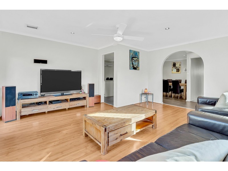 16 Whitley Crescent, Craigieburn VIC 3064