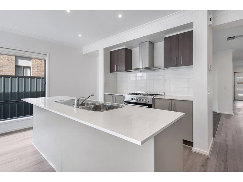 6 Kangaroo Road, Craigieburn VIC 3064