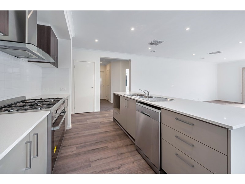 6 Kangaroo Road, Craigieburn VIC 3064