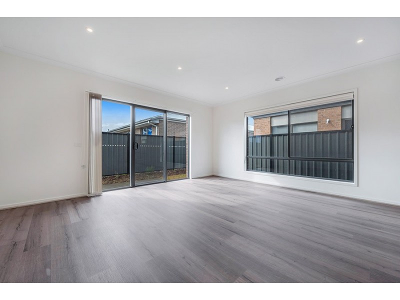 6 Kangaroo Road, Craigieburn VIC 3064