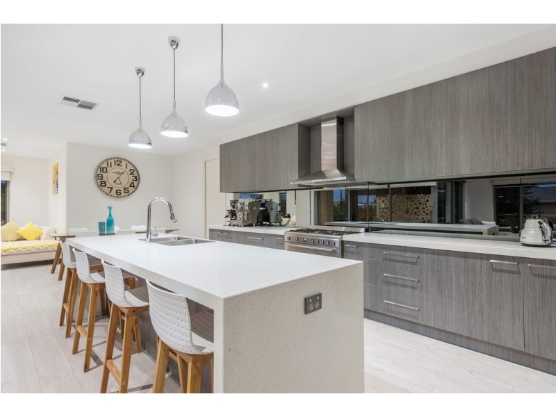 2 Gallantry Avenue, Craigieburn VIC 3064