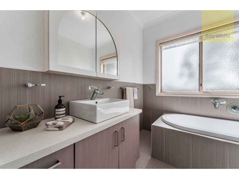 2 Healesville Loop, Craigieburn VIC 3064