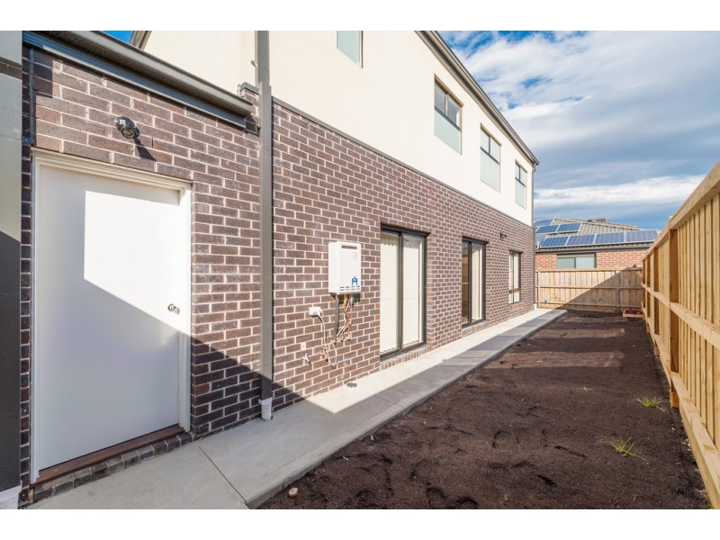 2 Gossamer Way, Mickleham VIC 3064