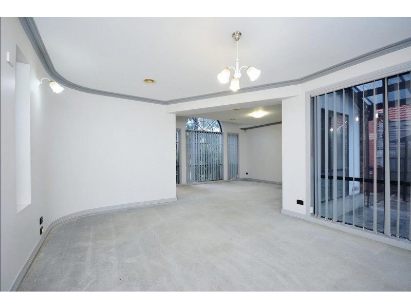 4 Almands Avenue, Roxburgh Park VIC 3064
