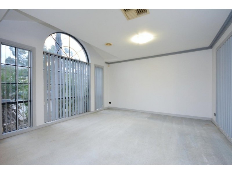 4 Almands Avenue, Roxburgh Park VIC 3064