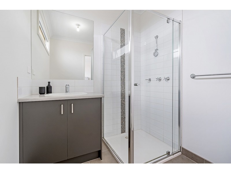 3/33 Kirkstead Grove, Craigieburn VIC 3064