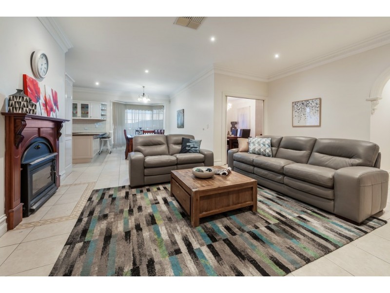 16 Pickersgill Crescent, Roxburgh Park VIC 3064