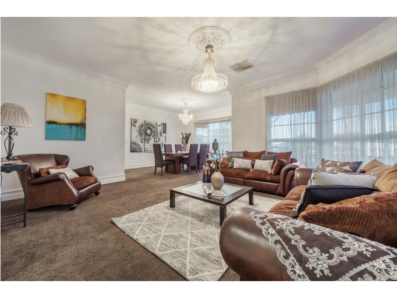 16 Pickersgill Crescent, Roxburgh Park VIC 3064