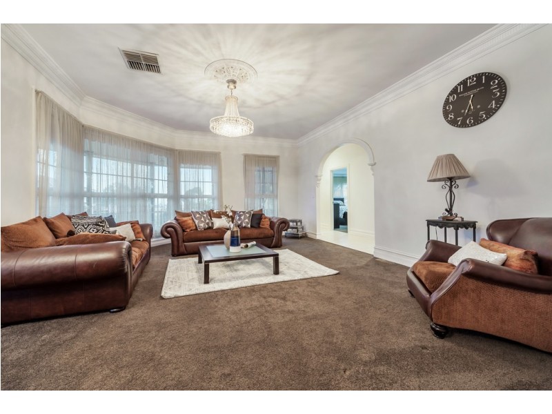 16 Pickersgill Crescent, Roxburgh Park VIC 3064