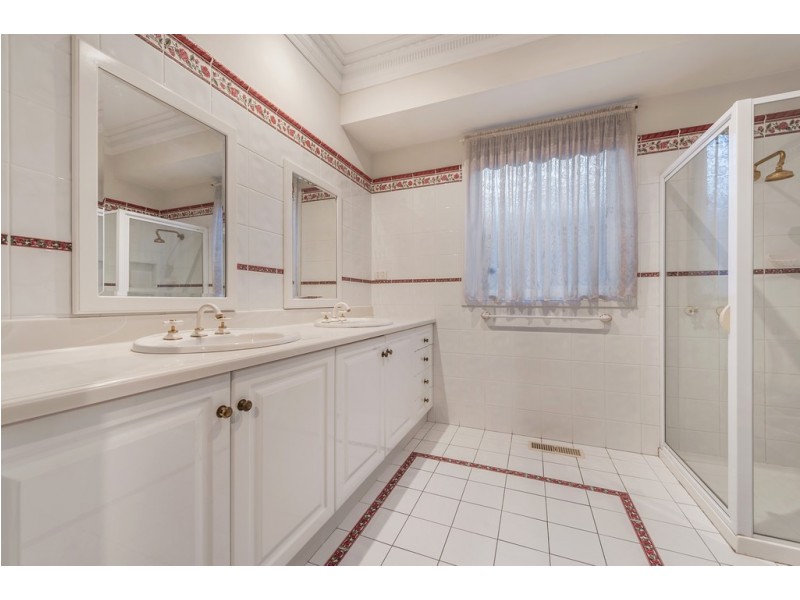 16 Pickersgill Crescent, Roxburgh Park VIC 3064