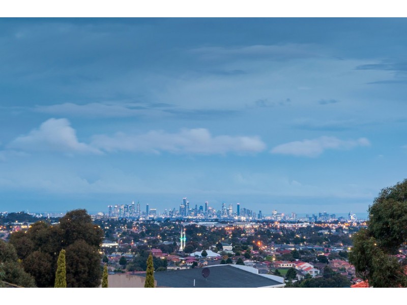 16 Pickersgill Crescent, Roxburgh Park VIC 3064