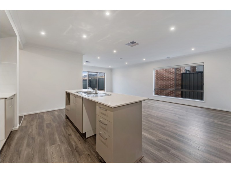 82 Sustainable Drive, Craigieburn VIC 3064