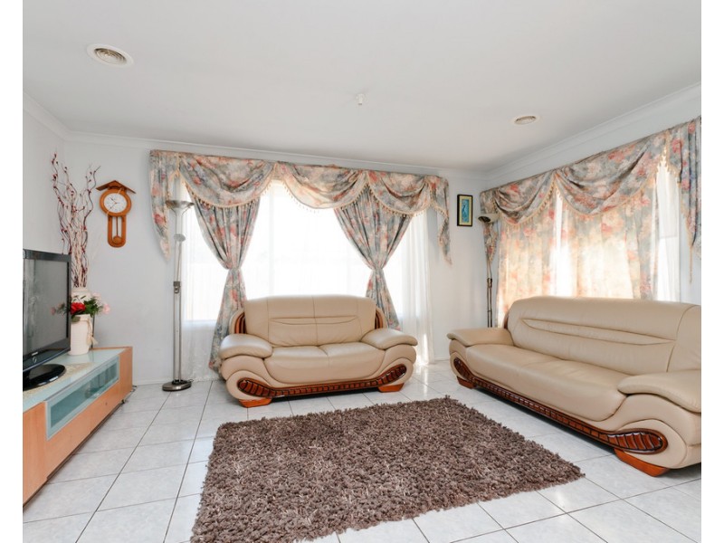 33 Limpopa Square, Roxburgh Park VIC 3064