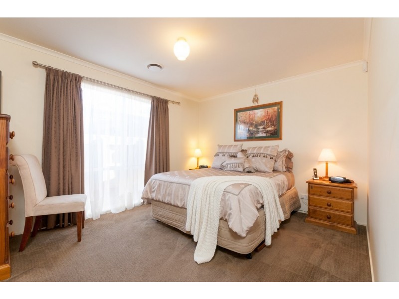 30 Simmonds Place, Roxburgh Park VIC 3064