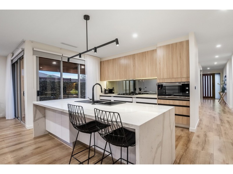 20 Peninsula Crescent, Craigieburn VIC 3064