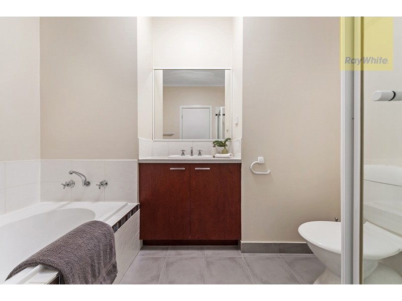 24 Hoxton Crescent, Craigieburn VIC 3064
